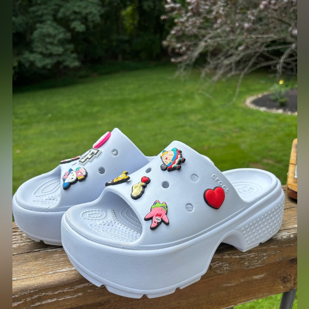 CROCS Light Gray Platform Clogs with Fun Charms in excellent condition M 5. /W 7